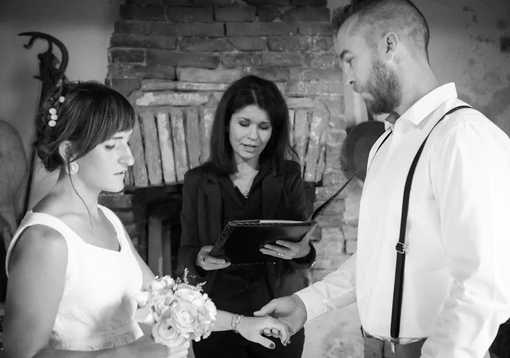 Ces services sont toujours L'officiante lit les vœux avec les mariés, portrait en noir et blanc